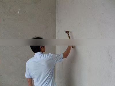 用空鼓锤检查墙面有没有空鼓